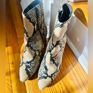 Aquatalia ankle boots size 6